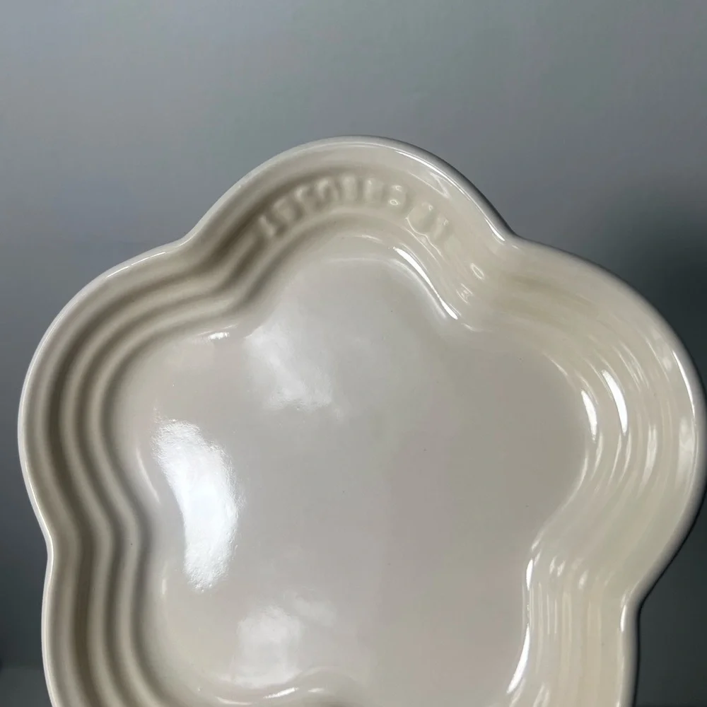 Le Creuset Stoneware Flower Petal Scalloped Trinket Dish Plate Tray